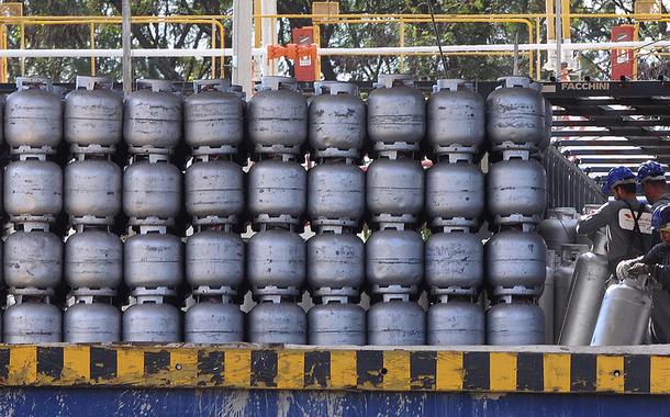 BrasÃ­lia, DF, Brasil 1/6/2018 o Distrito Federal comeÃ§ou a receber uma grande quantidade de gÃ¡s de cozinha. Mais de 300 toneladas de gÃ¡s liquefeito de petrÃ³leo (GLP), que envasilhadas renderiam 23 mil botijÃµes, foram entregues Ã s distribuidoras hoje.8 Foto: Renato AraÃºjo/AgÃªncia BrasÃ­lia.
