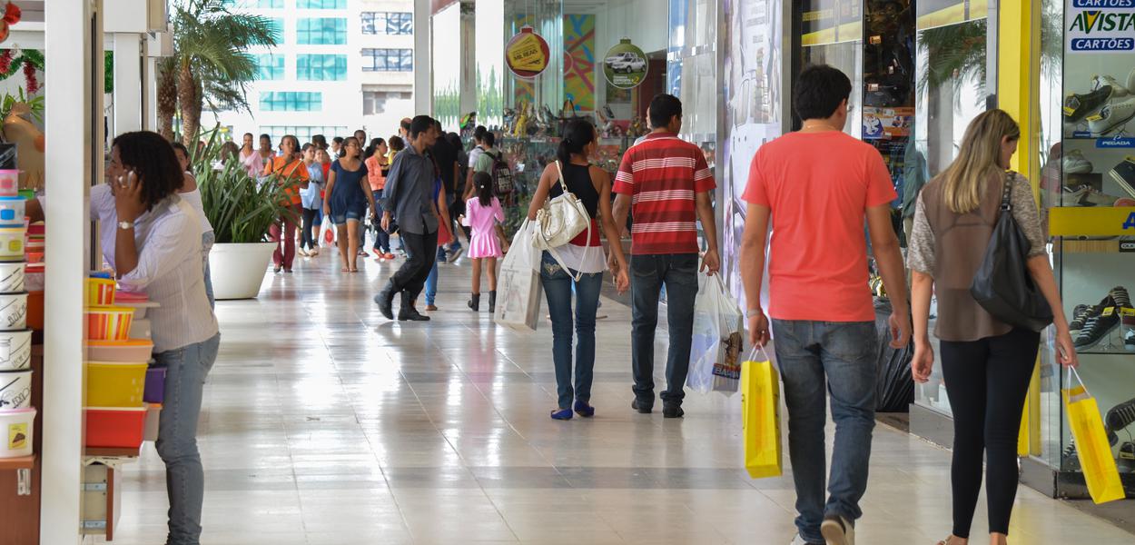 Shopping no centro de BrasÃ­lia tem movimento intenso no Ãºltimo fim de semana antes do Natal