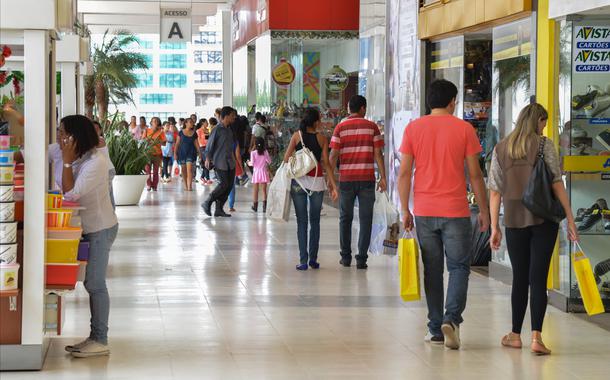 Shopping no centro de BrasÃ­lia tem movimento intenso no Ãºltimo fim de semana antes do Natal