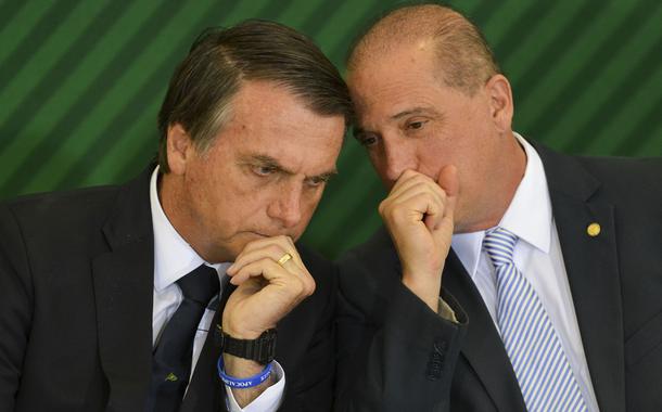 O Presidente Jair Bolsonaro e o ministro da Casa Civil, Onyx Lorenzoni, durante cerimÃ´nia de posse aos presidentes dos bancos pÃºblicos.Foto Marcelo Camargo/AgÃªncia Brasil