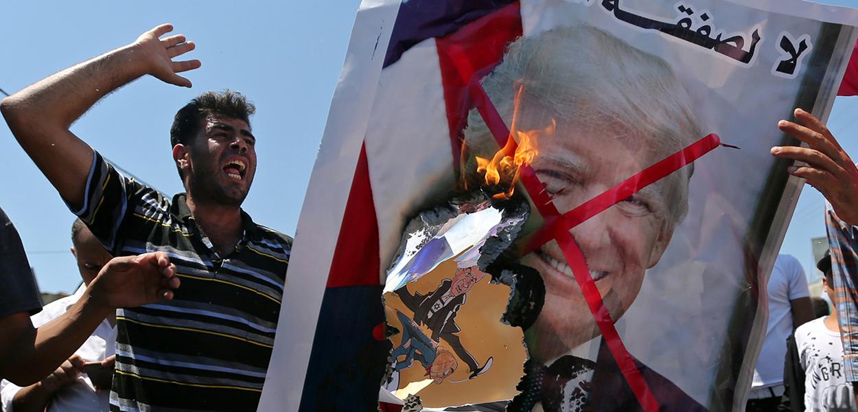 Manifestantes palestinos queimam retrato do presidente  Donald Trump