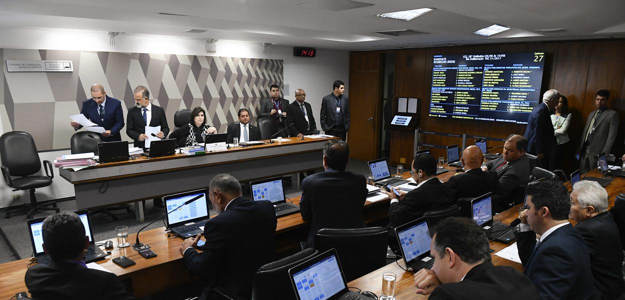 Comissão de Constituição, Justiça e Cidadania (CCJ) realiza reunião com 26 itens. Entre eles, o PLC 27/2017 que estabelece medidas de combate à impunidade, à corrupção.\r\rMesa:\rpresidente da CCJ,  senadora Simone Tebet (MDB-MS);\rsenador Weverton (PDT-MA).\r\rFoto: Marcos Oliveira/Agência Senado