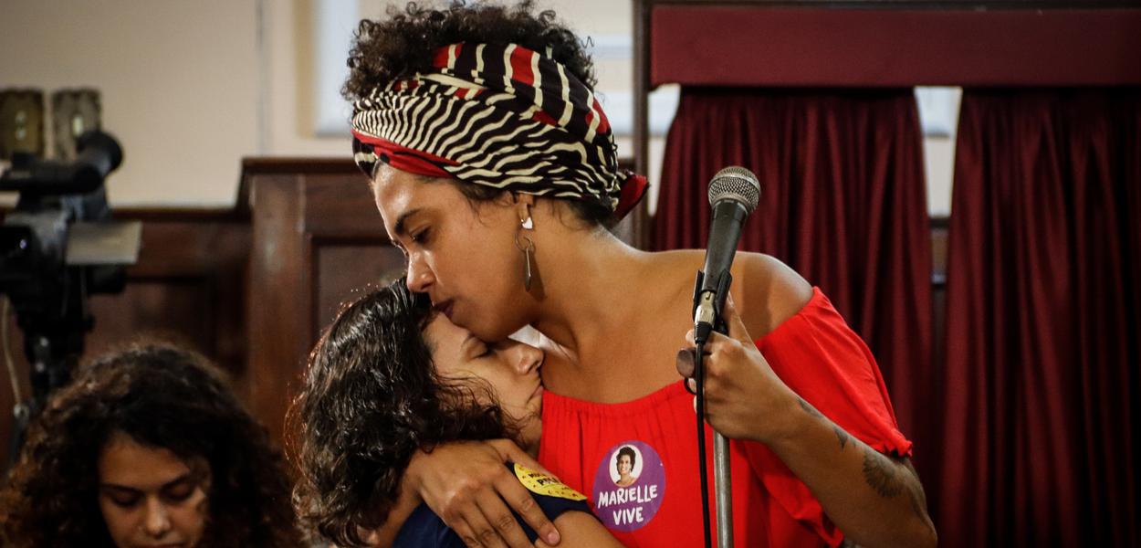 deputada Talíria Petrone com viúva da vereadora Marielle Franco