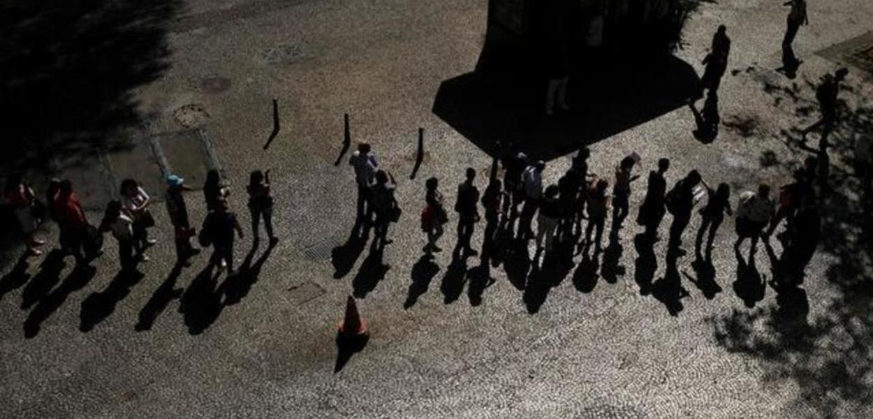 Fila de desempregados em feira de emprego em São Paulo