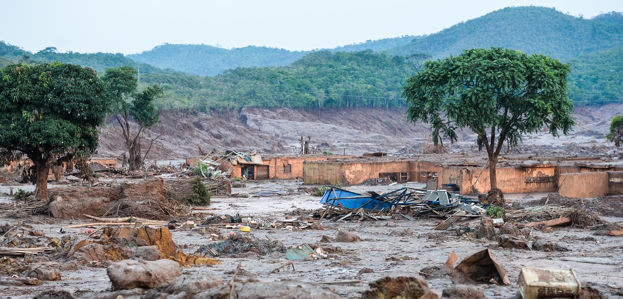 Mariana (MG) - Rompimento de duas barragens da mineradora Samarco na Ãºltima quinta-feira (5). Em meio ao cenÃ¡rio de muita lama, barro e destruiÃ§Ã£o, o que restou lembra uma cidade fantasma (Antonio Cruz/AgÃªncia Brasil)