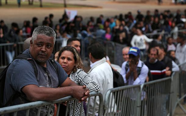 Pessoas buscam vagas de trabalho no centro de São Paulo