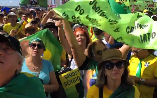 Senhora de cabelo vermelho em manifestação pró-Sérgio Moro em Brasília