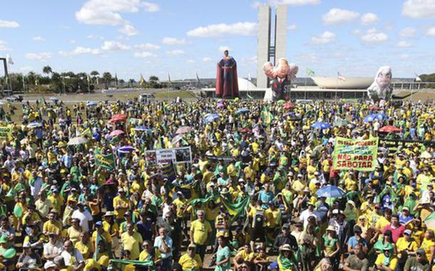 Manifestantes fazem ato pró-Bolsonaro, em defesa da Lava Jato, do ministro Sergio Moro