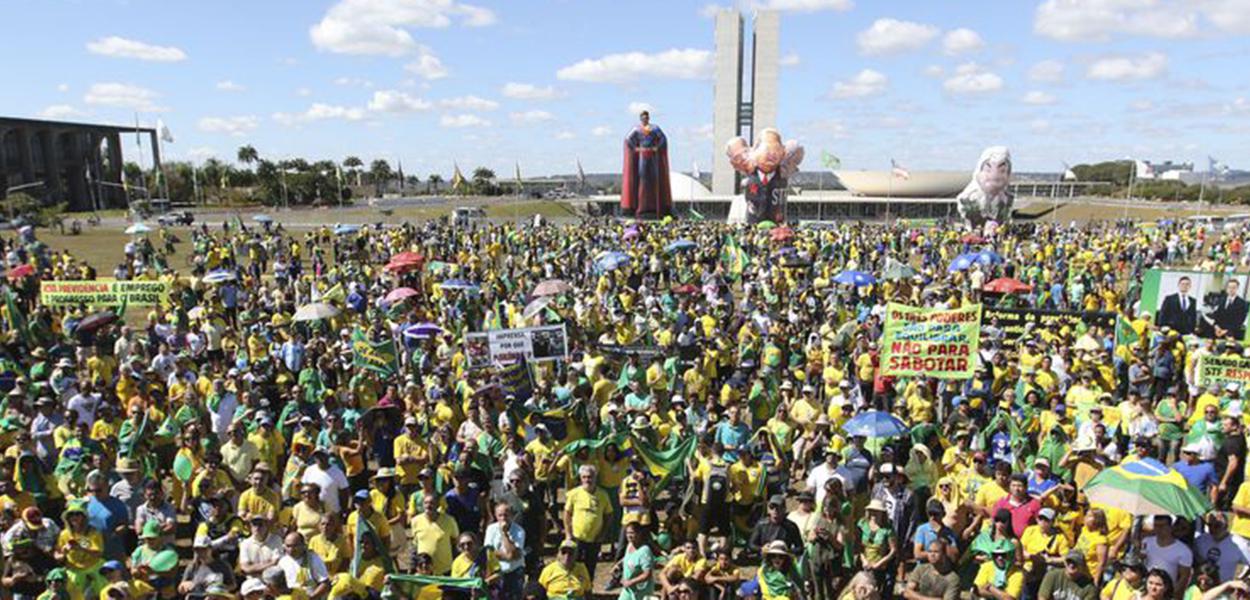 Manifestantes fazem ato pró-Bolsonaro, em defesa da Lava Jato, do ministro Sergio Moro