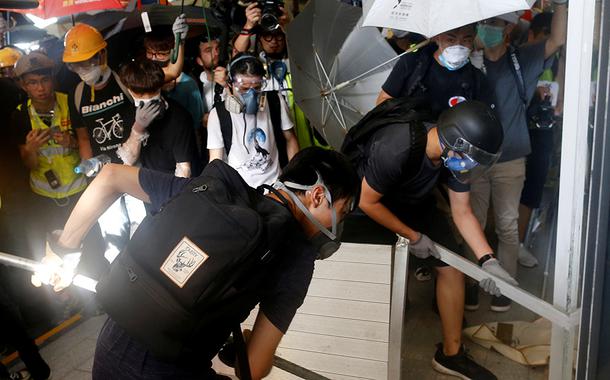Manifestantes tentam invadir prédio do Legislativo de Hong Kong