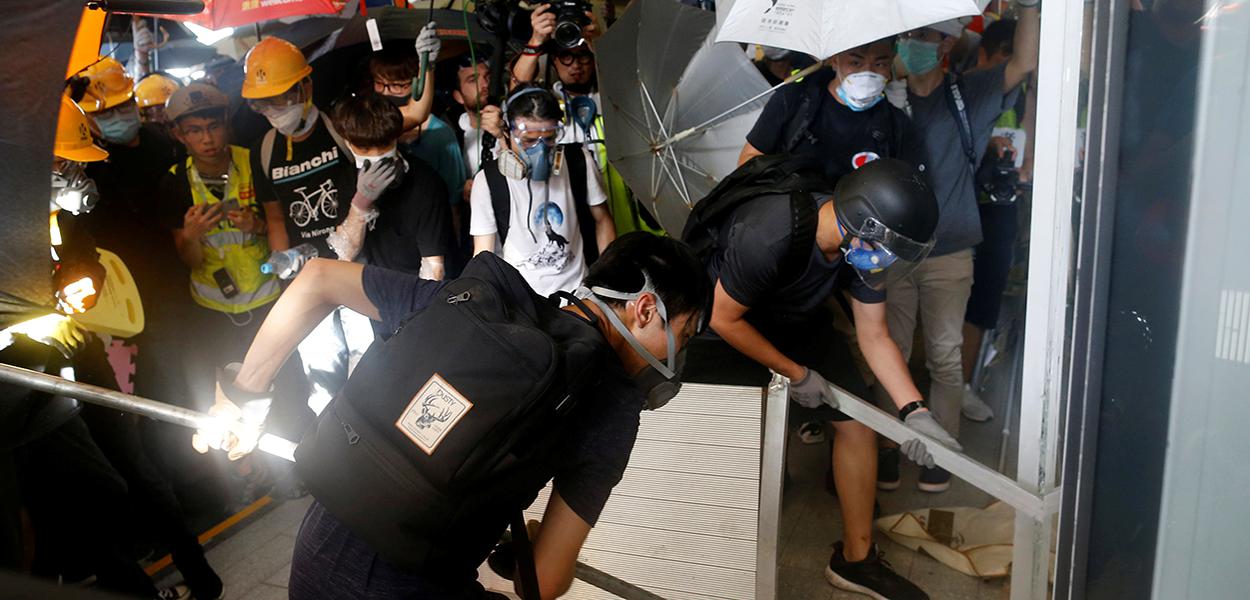 Manifestantes tentam invadir prédio do Legislativo de Hong Kong