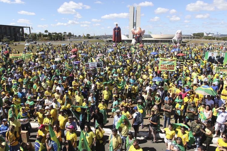 Manifestantes fazem ato prÃ³-Bolsonaro, em defesa da Lava Jato, do ministro Sergio Moro, pela aprovaÃ§Ã£o da reforma da PrevidÃªncia e do pacote anticrime, em frente ao Congresso Nacional, BrasÃ­lia.Foto Fabio Rodrigues Pozzebom/AgÃªncia Brasil