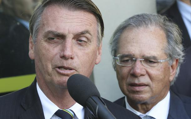 O presidente Jair Bolsonaro fala Ã  imprensa apÃ³s reuniÃ£o com o ministro da Economia, Paulo Guedes, no ministÃ©rio.