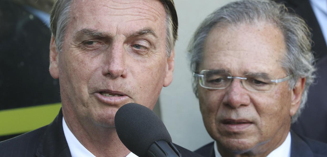 O presidente Jair Bolsonaro fala Ã  imprensa apÃ³s reuniÃ£o com o ministro da Economia, Paulo Guedes, no ministÃ©rio.