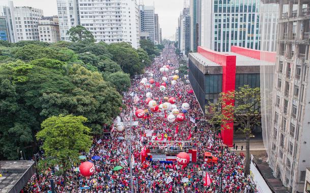 Manifestação de centrais sindicais contra mudança do sistema de Previdência na Av. Paulista.