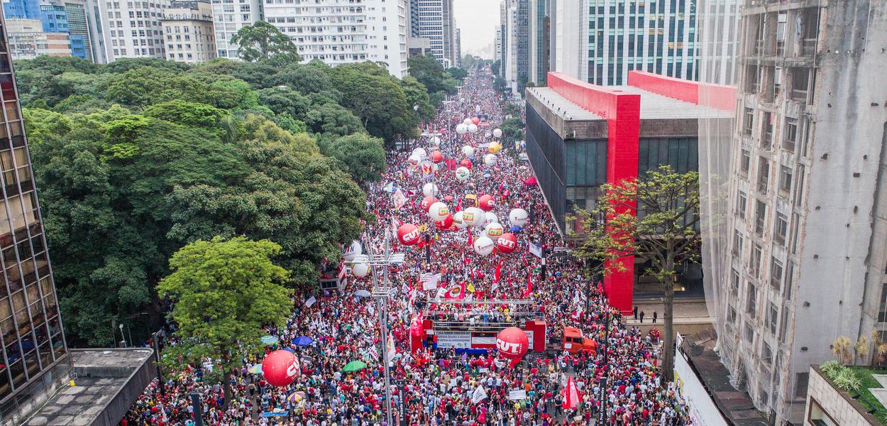 Manifestação de centrais sindicais contra mudança do sistema de Previdência na Av. Paulista.