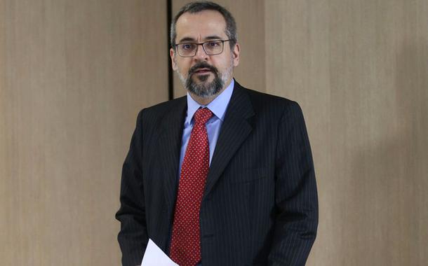 O ministro da EducaÃ§Ã£o, Abraham Weintraub apresenta novidades do Exame Nacional do Ensino MÃ©dio (Enem) 2020.