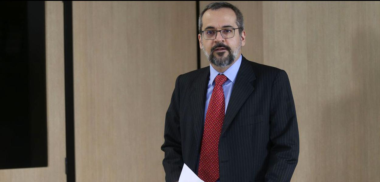 O ministro da EducaÃ§Ã£o, Abraham Weintraub apresenta novidades do Exame Nacional do Ensino MÃ©dio (Enem) 2020.