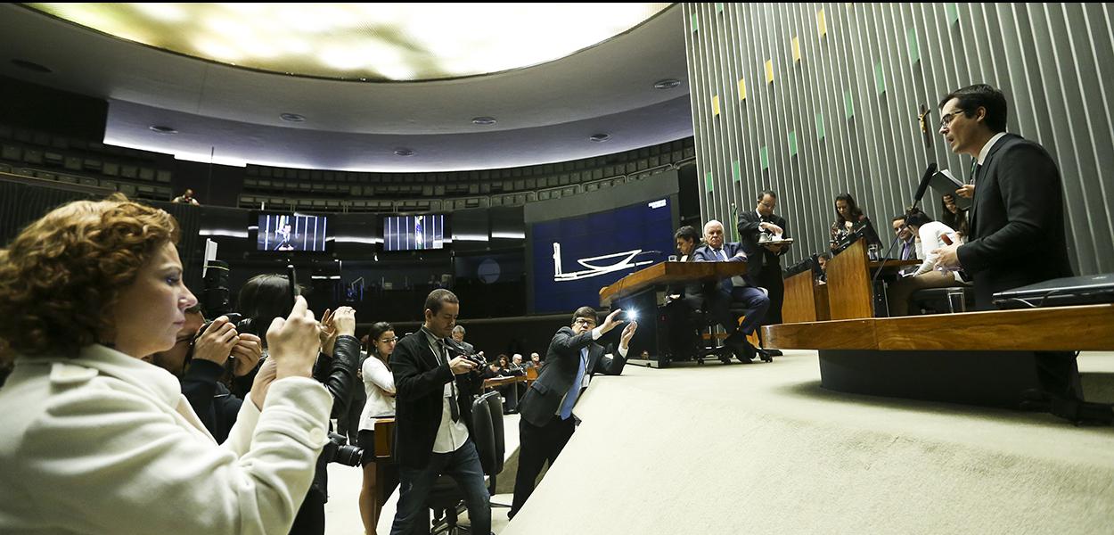BrasÃ­lia - O Procurador da RepÃºblica, coordenador da ForÃ§a Tarefa do MinistÃ©rio PÃºblico Federal na OperaÃ§Ã£o Lava Jato, Deltan Dallagnol, durante comissÃ£o geral da CÃ¢mara dos Deputados para discutir o Projeto de Lei 4850 de 2016 que estabelece dez medidas de combate Ã  corrupÃ§Ã£o, a crimes contra o patrimÃ´nio pÃºblico e ao enriquecimento ilÃ­cito de agentes pÃºblicos. (Marcelo Camargo/AgÃªncia Brasil)