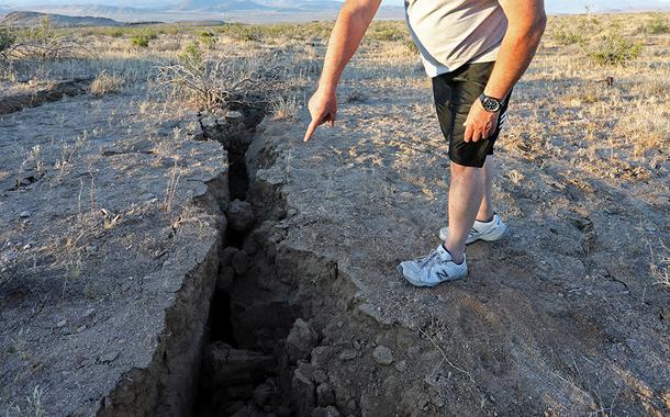 Homem observa fissura aberta por terremoto em deserto da CalifÃ³rnia04/07/2019REUTERS/David McNew