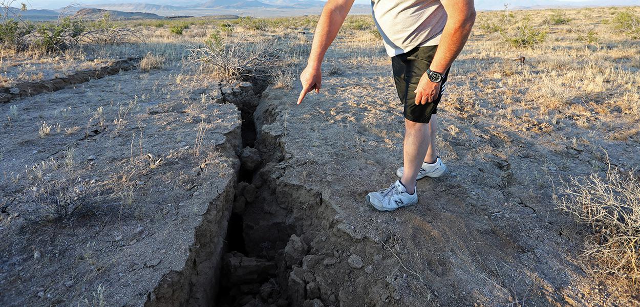 Homem observa fissura aberta por terremoto em deserto da CalifÃ³rnia04/07/2019REUTERS/David McNew