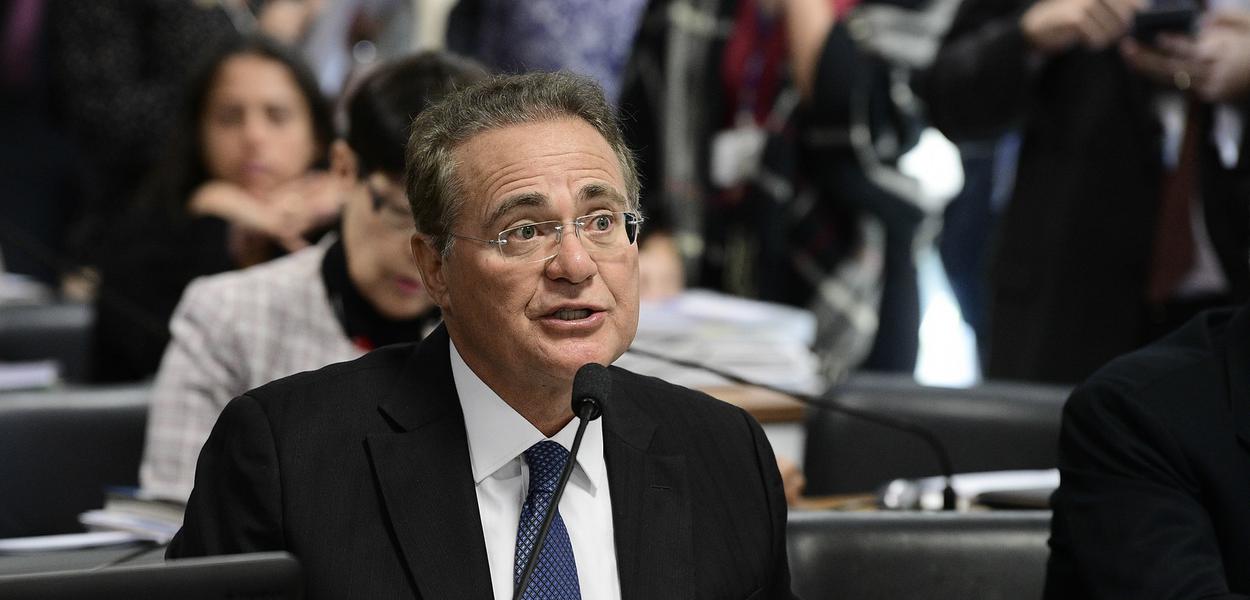 Comissão de Constituição, Justiça e Cidadania (CCJ) realiza reunião com 18 itens. Entre eles, a PEC 91/2019, que altera o procedimento de apreciação das medidas provisórias pelo Congresso Nacional.\r\rEm pronunciamento, à bancada, senador Renan Calheiros (MDB-AL).\r\rFoto: Pedro França/Agência Senado