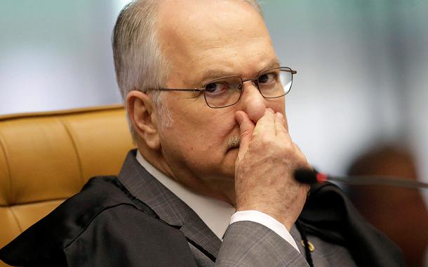 Judge Edson Fachin gestures during a session of the Supreme Court to decide whether judge Edson Fachin continues as rapporteur for JBS and can approve ratification agreements, in Brasilia, Brazil June 22, 2017. REUTERS/Ueslei Marcelino