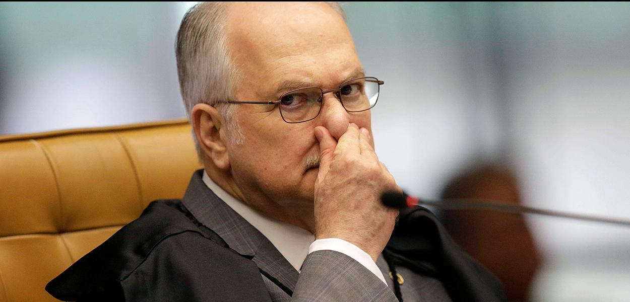 Judge Edson Fachin gestures during a session of the Supreme Court to decide whether judge Edson Fachin continues as rapporteur for JBS and can approve ratification agreements, in Brasilia, Brazil June 22, 2017. REUTERS/Ueslei Marcelino