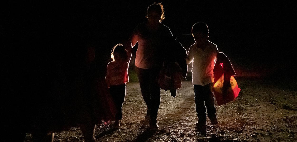 Mulher de Honduras com dois filhos é acompanhada por agente de fronteira dos EUA