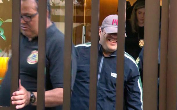 Mario Liebman (de boné) deixa sua casa