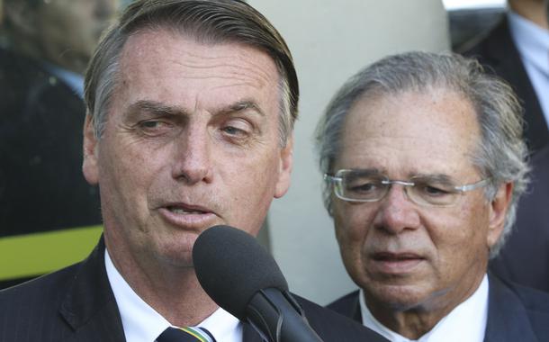 O presidente Jair Bolsonaro fala Ã  imprensa apÃ³s reuniÃ£o com o ministro da Economia, Paulo Guedes, no ministÃ©rio.