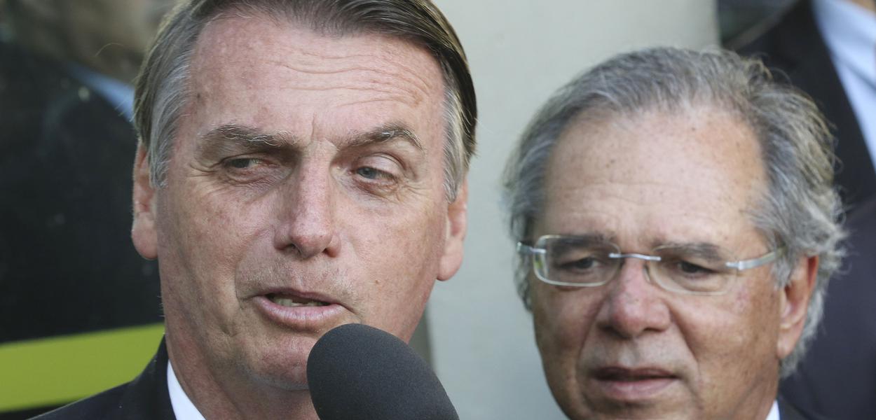 O presidente Jair Bolsonaro fala Ã  imprensa apÃ³s reuniÃ£o com o ministro da Economia, Paulo Guedes, no ministÃ©rio.