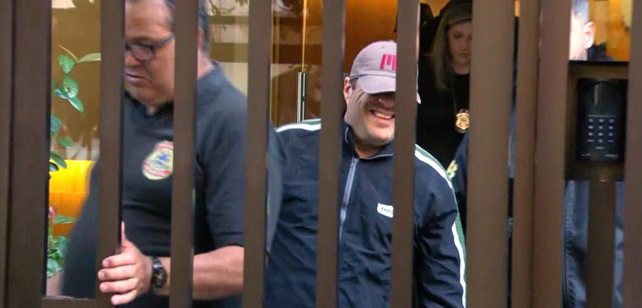 Mario Liebman (de boné) deixa sua casa