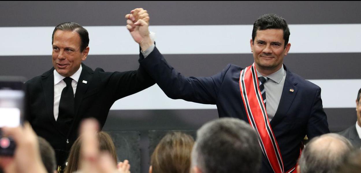O ministro da Justiça e Segurança Pública, Sergio Moro, recebe do governador de São Paulo, João Doria, a Medalha da Ordem do Ipiranga, no grau Grã-Cruz, no Palácio dos Bandeirantes.