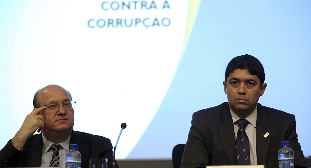 Wagner Rosário (na direita)