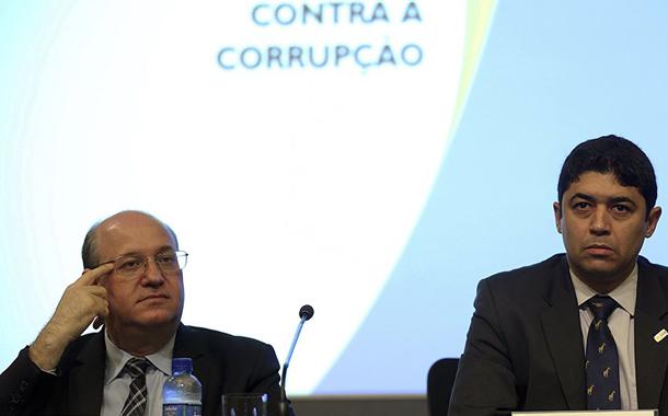 Wagner Rosário (na direita)
