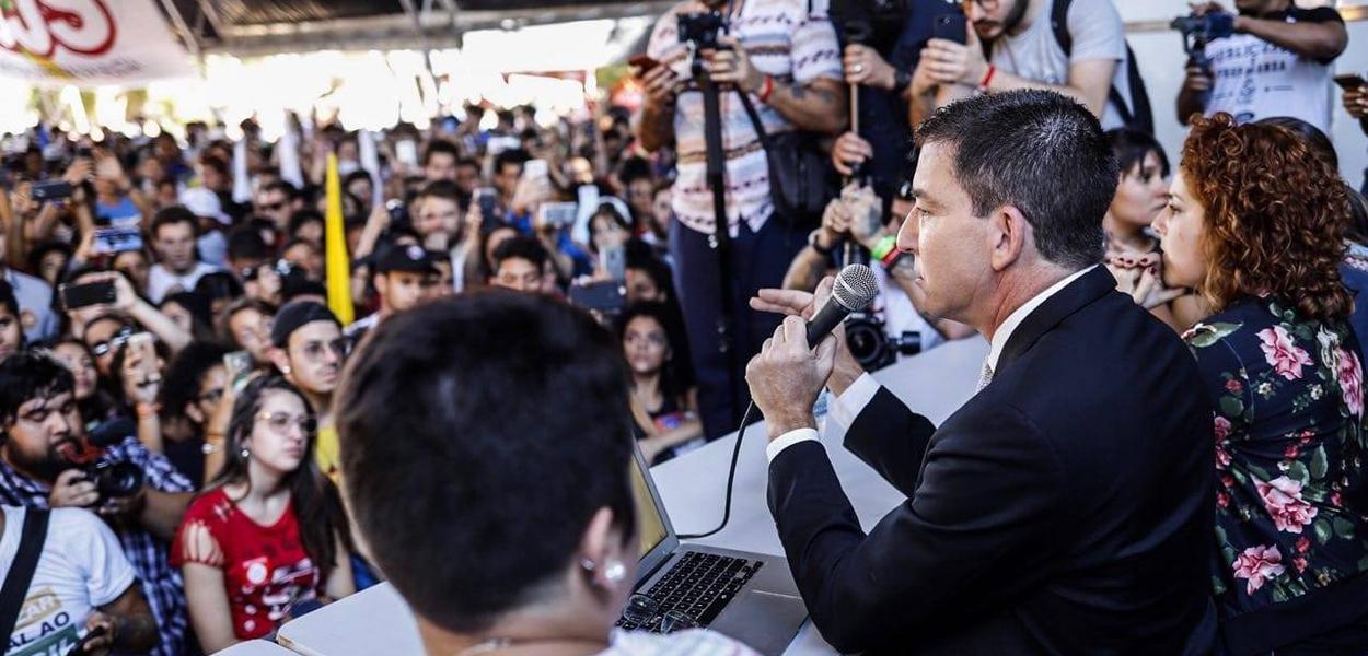 O jornalista do The Intercept Brasil, Glenn Greenwald, participa do 57º Congresso Anual da União Nacional dos Estudantes (UNE), o Conune