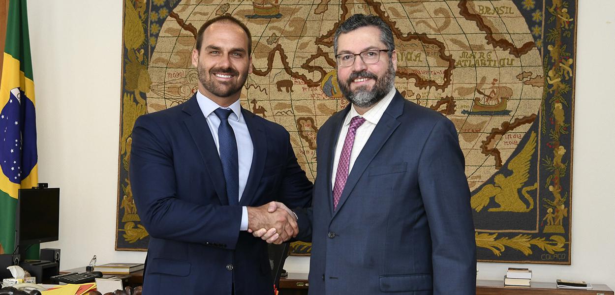 Ministro Ernesto Araújo recebe o deputado federal Eduardo Bolsonaro.