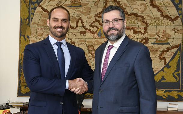 Ministro Ernesto Araújo recebe o deputado federal Eduardo Bolsonaro.
