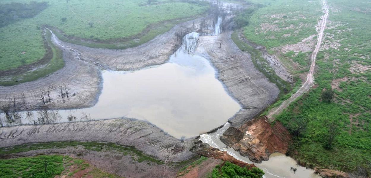 Imagens aéreas mostram rompimento de barragem na Bahia
