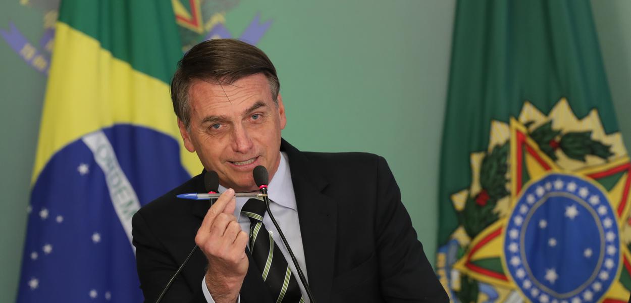 Presidente Bolsonaro assina decreto liberando a compra de armas para cidadãos de bem.