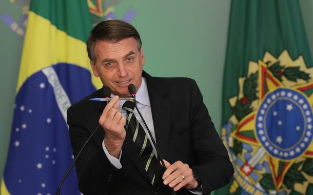 Presidente Bolsonaro assina decreto liberando a compra de armas para cidadãos de bem.