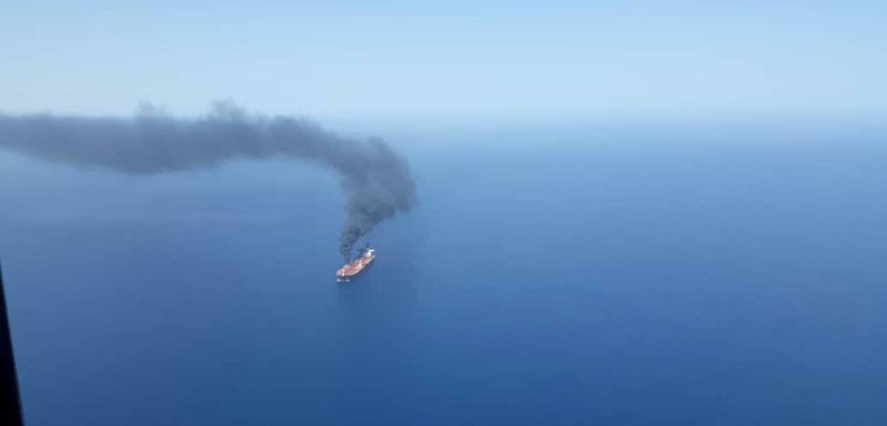 Navio atacado no estreito de Ormuz, Golfo de Omã, no Oriente Médio