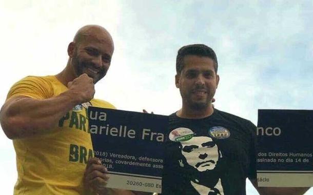 O deputado federal pelo PSL do Rio de Janeiro, Daniel Silveira, quebrou a placa de Marielle