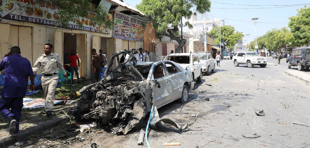 Ataque com carro-bomba em hotel na Somália mata 26
