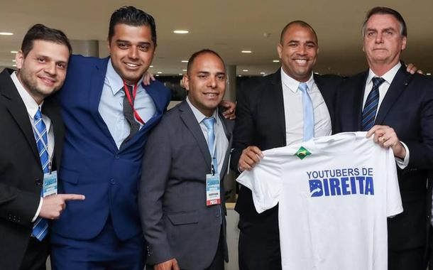 Bolsonaro exibe camisa que faz alusão aos 'youtubers de direita'