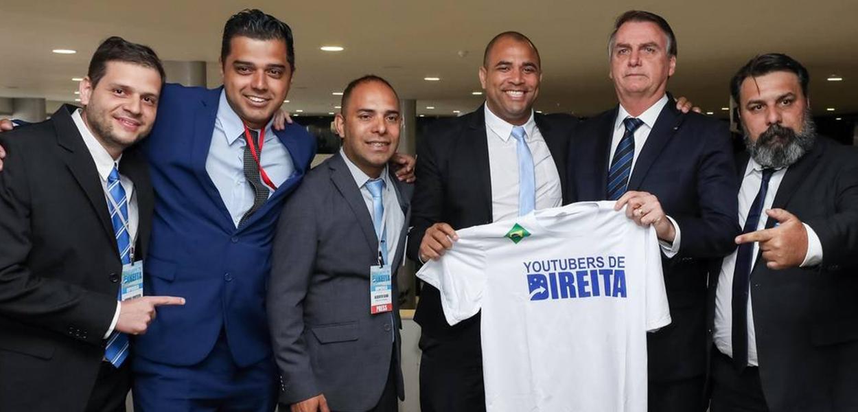 Bolsonaro exibe camisa que faz alusão aos 'youtubers de direita'