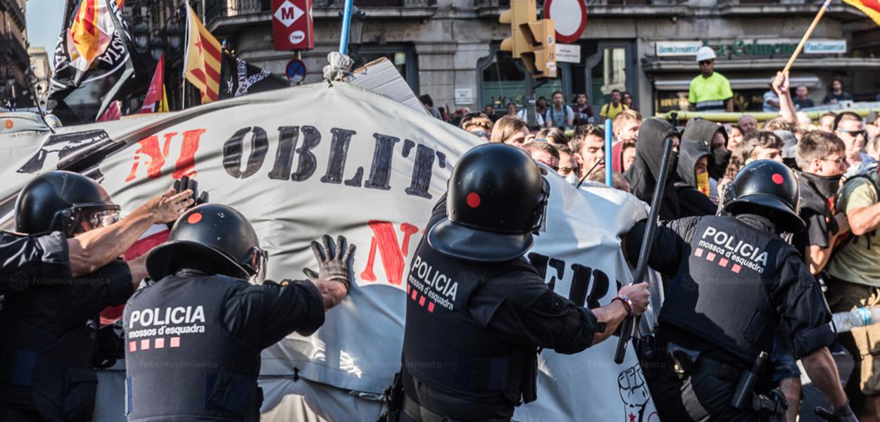 Policiais da Espanha entram em choque co manifestantes que protestam contra a extrema direita no país.