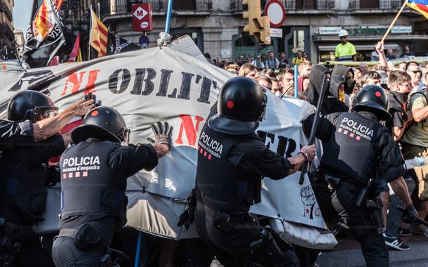 Policiais da Espanha entram em choque co manifestantes que protestam contra a extrema direita no país.