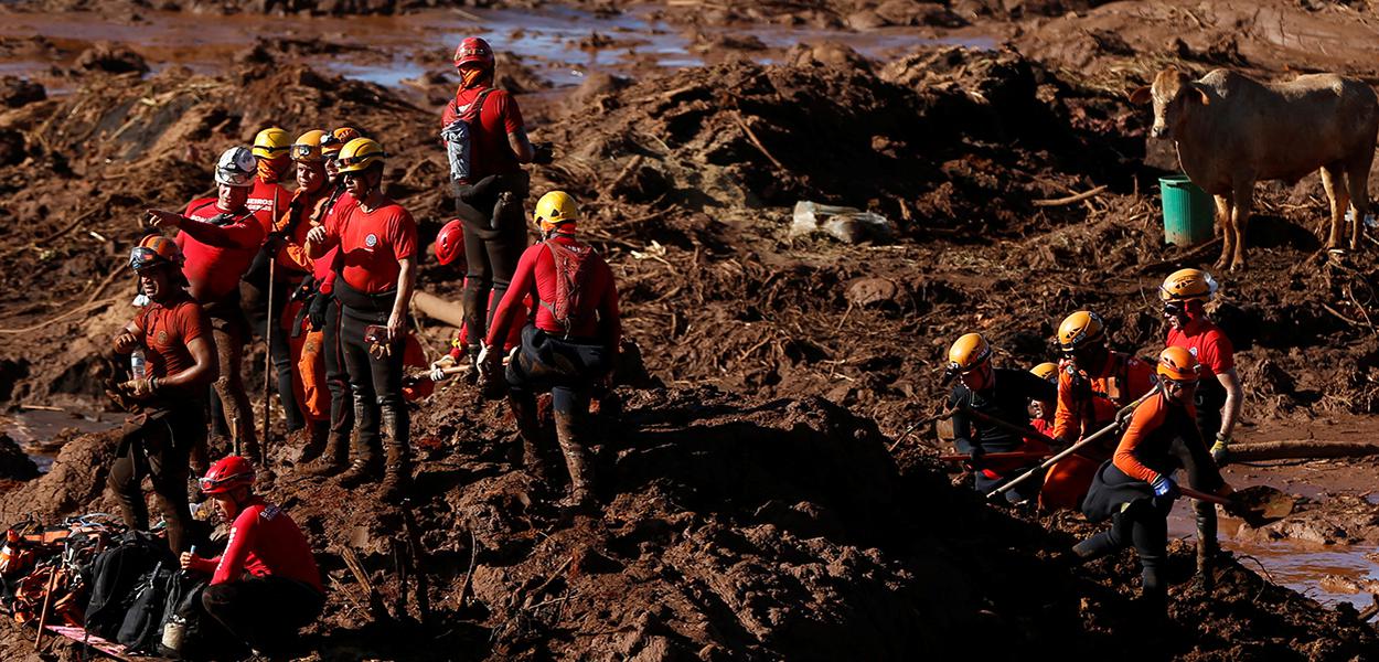 Equipes de resgate fazem buscas em Brumadinho